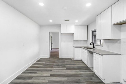 House in Tampa, Florida 3 bedrooms, 142.23 sq.m. № 2258507 - photo 27