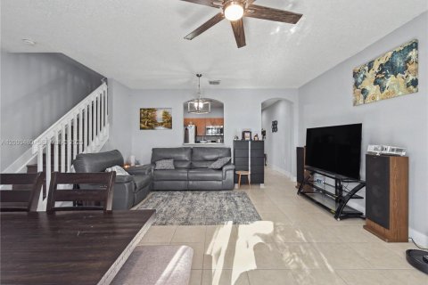 Townhouse in Homestead, Florida 3 bedrooms, 132.66 sq.m. № 2171676 - photo 5