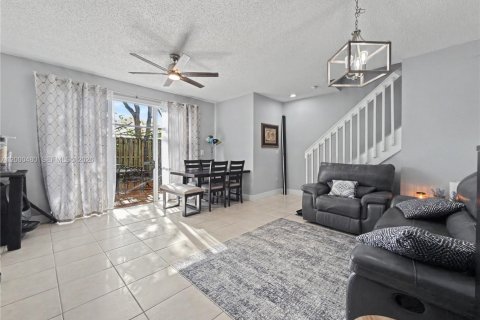 Townhouse in Homestead, Florida 3 bedrooms, 132.66 sq.m. № 2171676 - photo 2