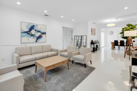 Casa en venta en El Portal, Florida, 3 dormitorios, 136.19 m2 № 1967028 - foto 1