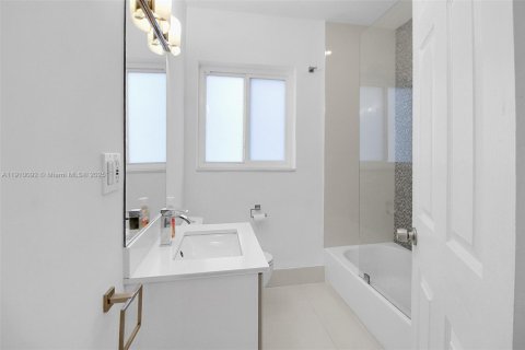 Casa en venta en El Portal, Florida, 3 dormitorios, 136.19 m2 № 1967028 - foto 18