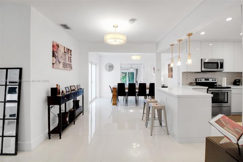 Casa en venta en El Portal, Florida, 3 dormitorios, 136.19 m2 № 1967028 - foto 2