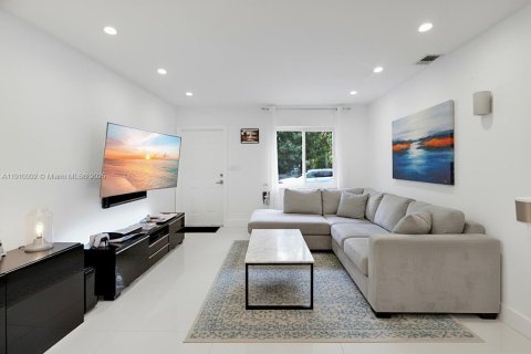 Casa en venta en El Portal, Florida, 3 dormitorios, 136.19 m2 № 1967028 - foto 4