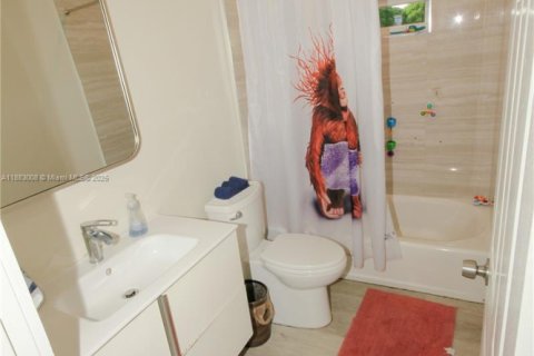 Casa en venta en Miami, Florida, 2 dormitorios, 116.87 m2 № 1931298 - foto 17