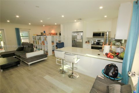 Casa en venta en Miami, Florida, 2 dormitorios, 116.87 m2 № 1931298 - foto 10