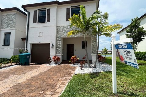 Townhouse in Miami, Florida 3 bedrooms, 170.2 sq.m. № 1825807 - photo 1
