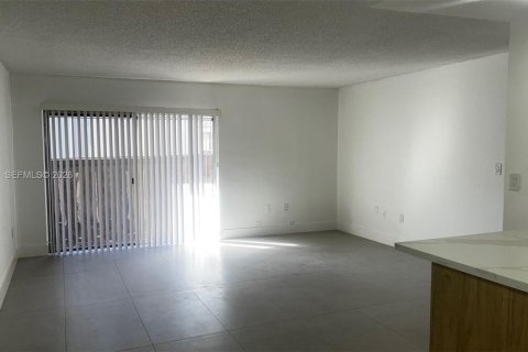 Снять в аренду кондоминиум в Майами, Флорида 2 спальни, 78.04м2, № 2003844 - фото 4