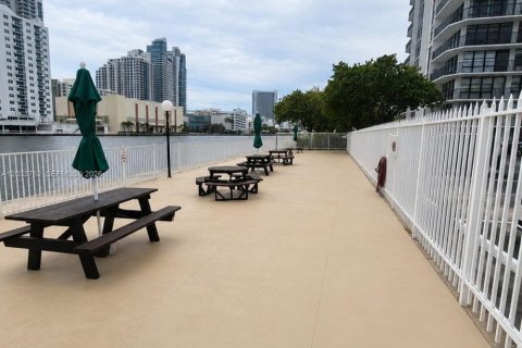 Condominio en venta en Hallandale Beach, Florida, 1 dormitorio, 81.29 m2 № 2078048 - foto 22