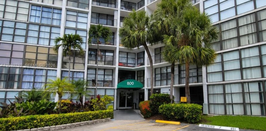 Condominio en Hallandale Beach, Florida, 1 dormitorio  № 2078048