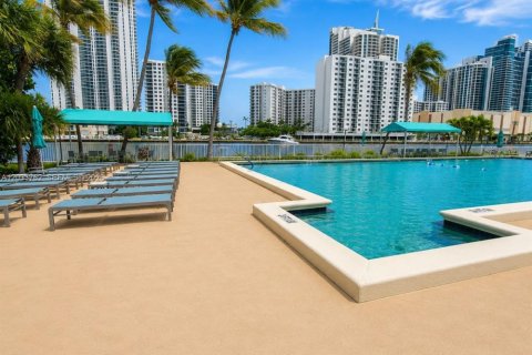 Condominio en venta en Hallandale Beach, Florida, 1 dormitorio, 81.29 m2 № 2078048 - foto 27