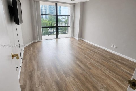 Condominio en venta en Hallandale Beach, Florida, 1 dormitorio, 81.29 m2 № 2078048 - foto 18