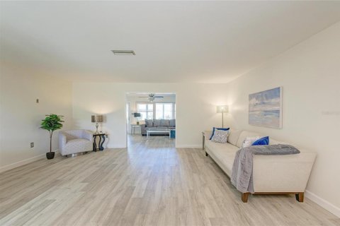House in Sarasota, Florida 2 bedrooms, 167.04 sq.m. № 2093250 - photo 8