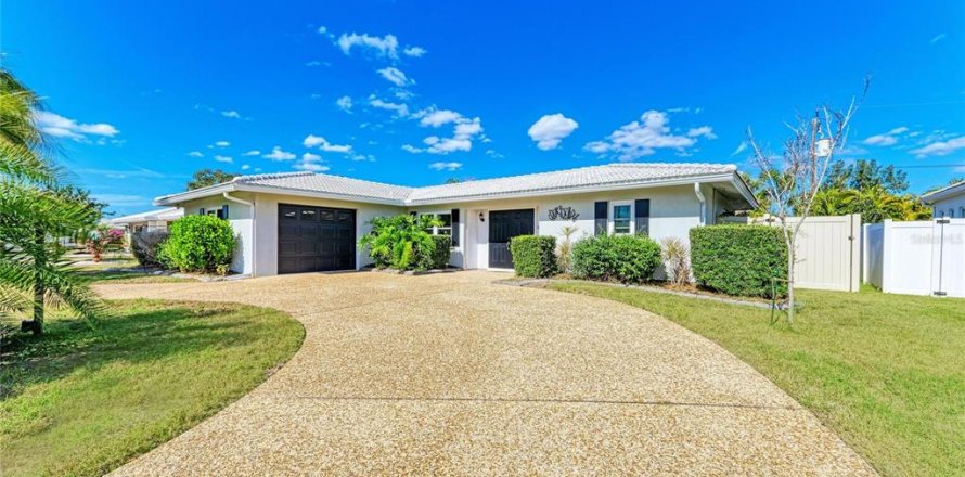 House in Sarasota, Florida 2 bedrooms, 167.04 sq.m. № 2093250