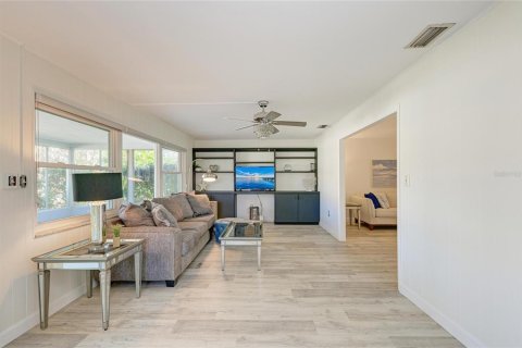 House in Sarasota, Florida 2 bedrooms, 167.04 sq.m. № 2093250 - photo 12