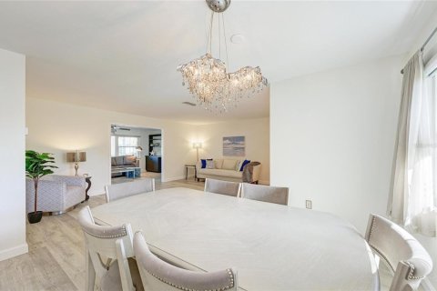 House in Sarasota, Florida 2 bedrooms, 167.04 sq.m. № 2093250 - photo 6