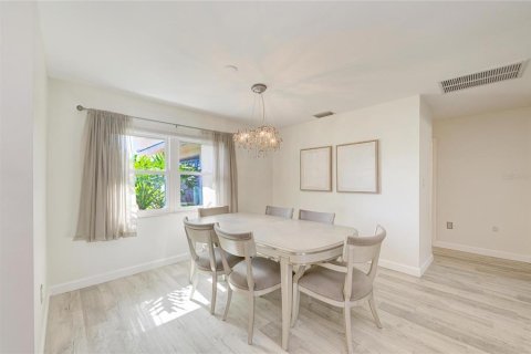House in Sarasota, Florida 2 bedrooms, 167.04 sq.m. № 2093250 - photo 5