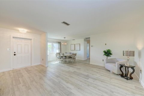 House in Sarasota, Florida 2 bedrooms, 167.04 sq.m. № 2093250 - photo 9