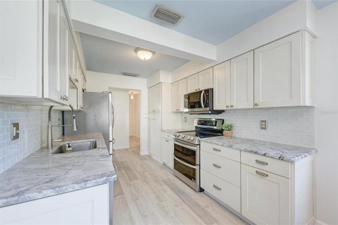 House in Sarasota, Florida 2 bedrooms, 167.04 sq.m. № 2093250 - photo 16