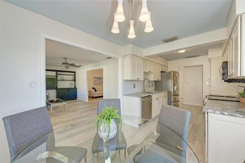 House in Sarasota, Florida 2 bedrooms, 167.04 sq.m. № 2093250 - photo 20