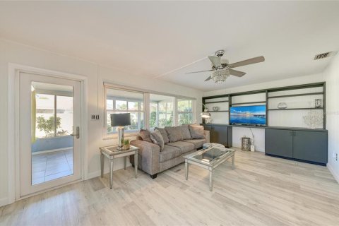 House in Sarasota, Florida 2 bedrooms, 167.04 sq.m. № 2093250 - photo 11