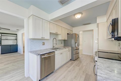 House in Sarasota, Florida 2 bedrooms, 167.04 sq.m. № 2093250 - photo 18