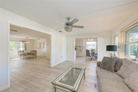 House in Sarasota, Florida 2 bedrooms, 167.04 sq.m. № 2093250 - photo 15