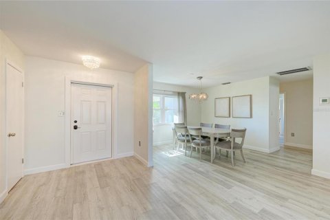 House in Sarasota, Florida 2 bedrooms, 167.04 sq.m. № 2093250 - photo 4