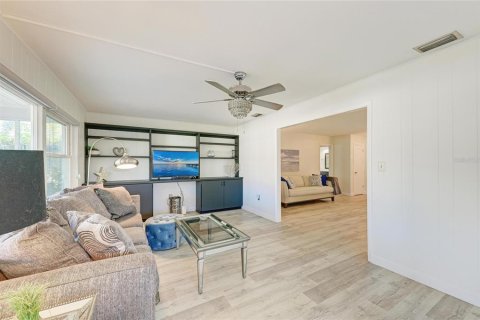 House in Sarasota, Florida 2 bedrooms, 167.04 sq.m. № 2093250 - photo 13