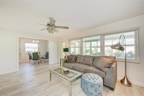 House in Sarasota, Florida 2 bedrooms, 167.04 sq.m. № 2093250 - photo 14