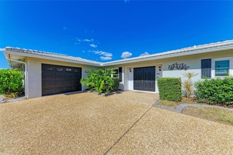 House in Sarasota, Florida 2 bedrooms, 167.04 sq.m. № 2093250 - photo 2