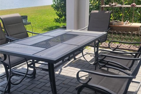 House in Westlake, Florida 3 bedrooms, 177.72 sq.m. № 2042097 - photo 12