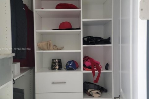 House in Westlake, Florida 3 bedrooms, 177.72 sq.m. № 2042097 - photo 16