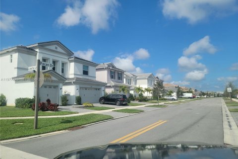 House in Westlake, Florida 3 bedrooms, 177.72 sq.m. № 2042097 - photo 17