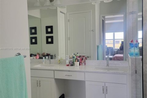 House in Westlake, Florida 3 bedrooms, 177.72 sq.m. № 2042097 - photo 15