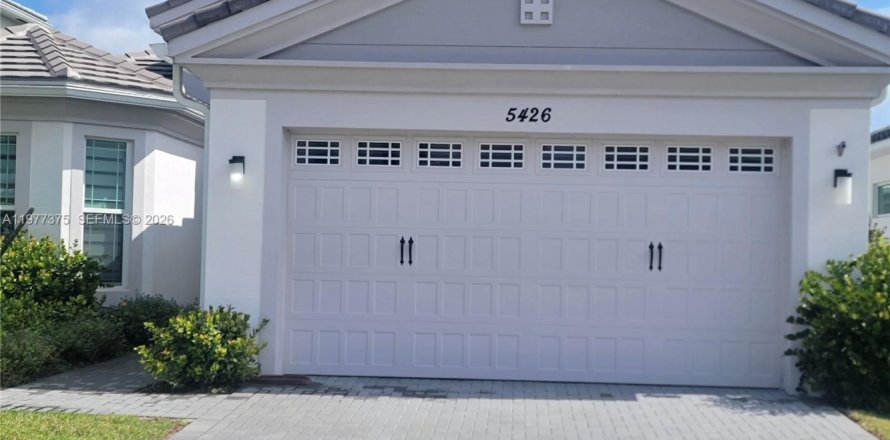 House in Westlake, Florida 3 bedrooms, 177.72 sq.m. № 2042097