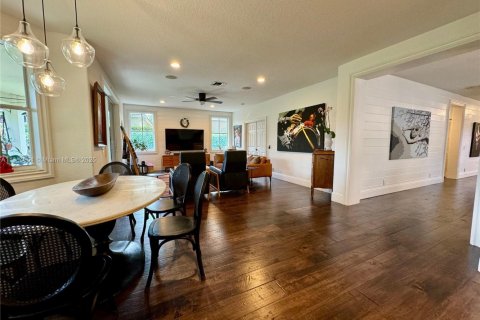 House in Weston, Florida 6 bedrooms, 367.99 sq.m. № 1891608 - photo 23