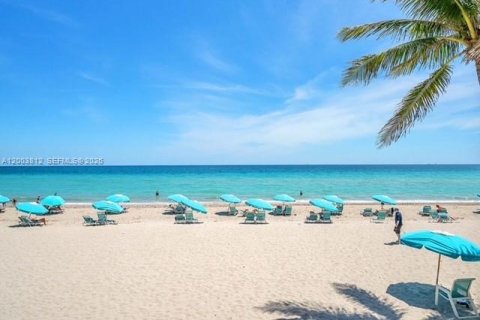 Condo in Hollywood, Florida, 2 bedrooms  № 2241937 - photo 23