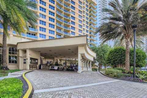 Condo in Hollywood, Florida, 2 bedrooms  № 2241937 - photo 13