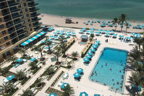 Condo in Hollywood, Florida, 2 bedrooms  № 2241937 - photo 22