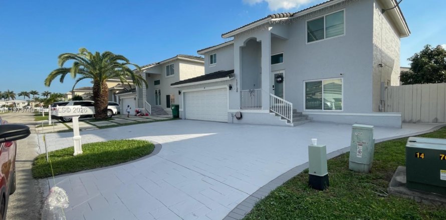 House in Homestead, Florida 4 bedrooms, 169.08 sq.m. № 2033349