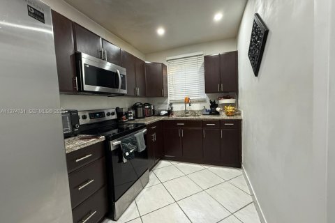 House in Miami, Florida 3 bedrooms, 90.58 sq.m. № 2038385 - photo 14