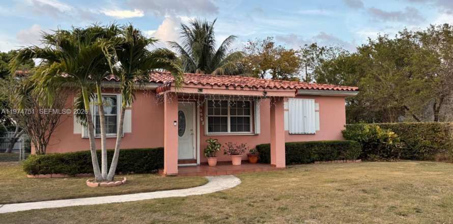 House in Miami, Florida 3 bedrooms, 90.58 sq.m. № 2038385