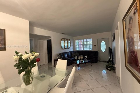 House in Miami, Florida 3 bedrooms, 90.58 sq.m. № 2038385 - photo 20