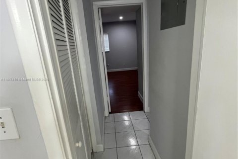 Condominio en venta en Coral Springs, Florida, 1 dormitorio, 78.97 m2 № 1935929 - foto 16