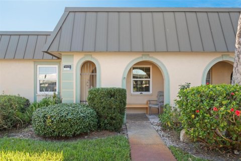 Condominio en venta en New Port Richey, Florida, 2 dormitorios, 90.58 m2 № 2166594 - foto 1