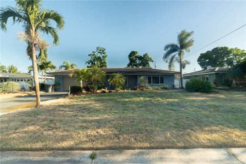 House in Belleair Bluffs, Florida 3 bedrooms, 162.58 sq.m. № 2129085 - photo 3