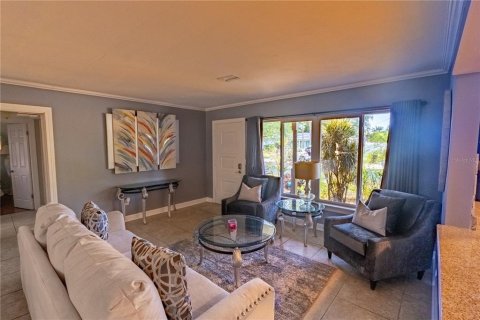 House in Belleair Bluffs, Florida 3 bedrooms, 162.58 sq.m. № 2129085 - photo 6
