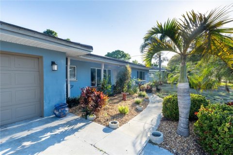 Casa en Belleair Bluffs, Florida 3 dormitorios, 162.58 m2 № 2129085