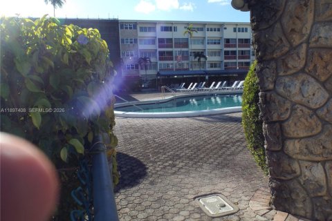 Купить кондоминиум в Халландейл-Бич, Флорида 2 спальни, 99.78м2, № 1949795 - фото 15