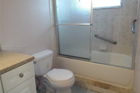 Купить кондоминиум в Халландейл-Бич, Флорида 2 спальни, 99.78м2, № 1949795 - фото 21